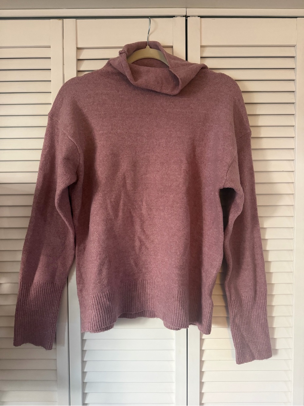 Classic Women's Turtleneck Sweater in Dusty Rose